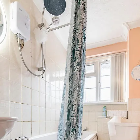 Будинок відпочинку Beautiful Between Bath &